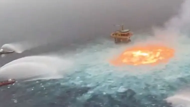 Imagem ilustrativa da notícia 'Olho de fogo" aparece no meio do mar e assusta internautas