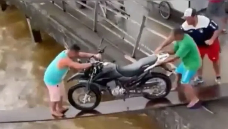 Imagem ilustrativa da notícia Vídeo: embarque de moto tinha tudo pra dar errado...e deu!