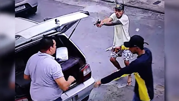 Imagem ilustrativa da notícia Imagens fortes! Dupla rouba homem que trocava pneu; veja!