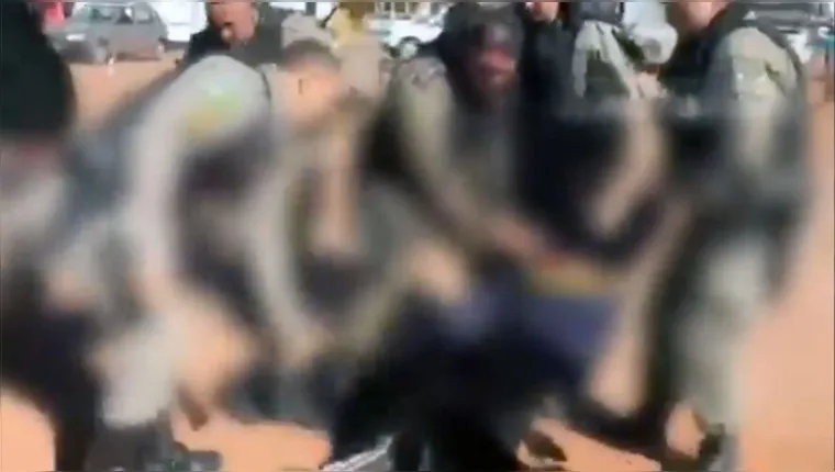 Imagem ilustrativa da notícia Vídeo mostra corpo de Lázaro sendo carregado por policiais