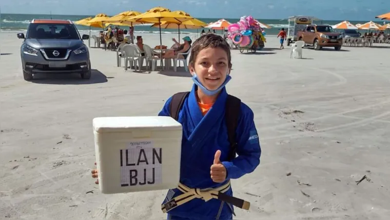 Imagem ilustrativa da notícia Lutador de 10 anos vende chocolate em Salinas para competir