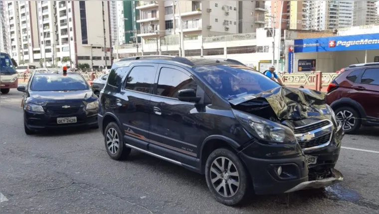 Imagem ilustrativa da notícia Motorista passa mal, bate o carro e morre na Doca, em Belém