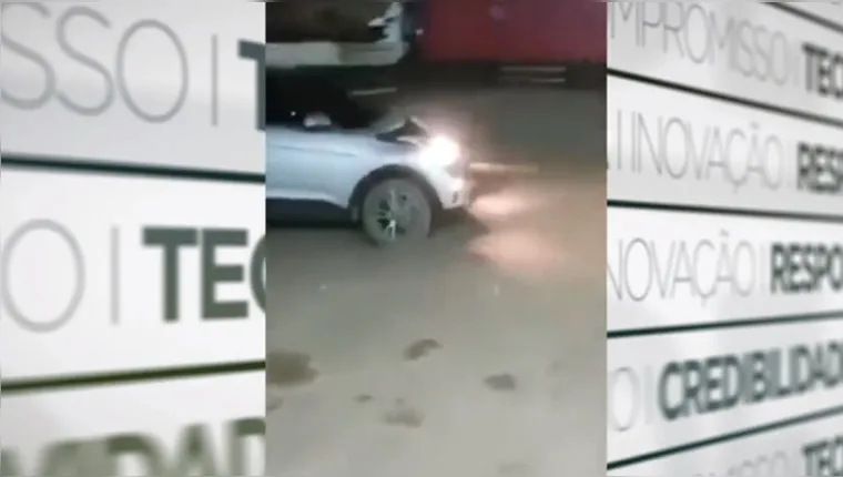 Imagem ilustrativa da notícia Vídeo: mulher destrói carro de ex após flagrá-lo com outra