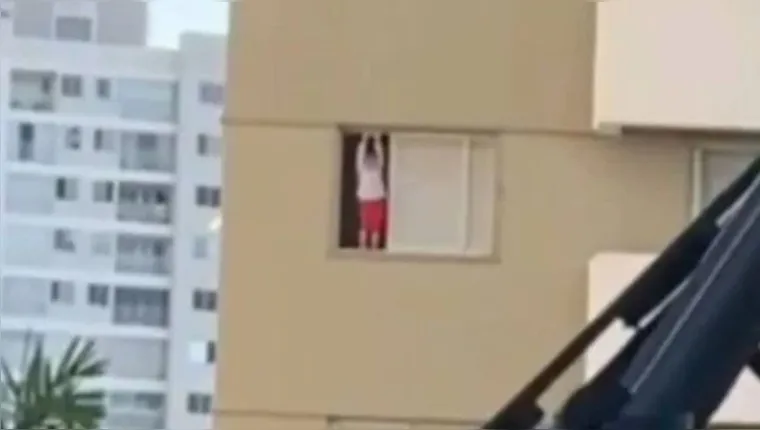 Imagem ilustrativa da notícia Criança fica em pé em janela de apartamento. Veja o vídeo!