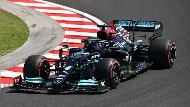 Imagem ilustrativa da notícia Lewis Hamilton garante a pole position do GP da Hungria