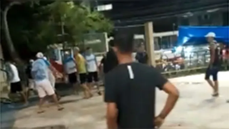 Imagem ilustrativa da notícia Vídeo: gangs se enfrentam em praça pública no Guamá