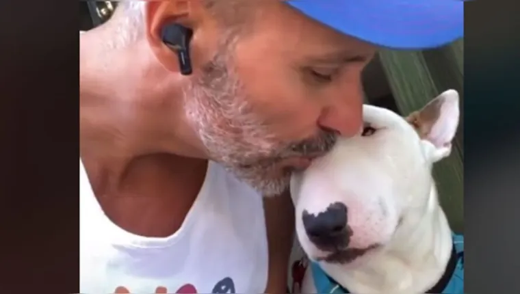 Imagem ilustrativa da notícia Veja a reação desse cachorrinho após ser beijado pelo tutor
