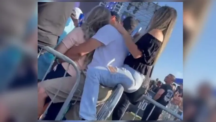 Imagem ilustrativa da notícia Vídeo: com a namorada, homem apalpa amiga durante show