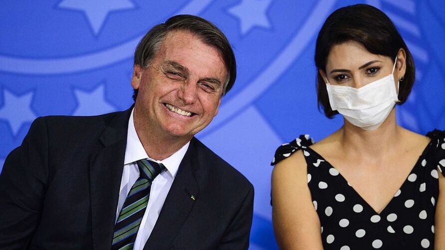 Na época, o deputado federal, a mulher e os quatros filhos, além da ex-esposa Ana Cristina Siqueira Valle usaram a cota parlamentar para comprar passagens. Na época, o deputado federal, a mulher e os quatros filhos, além da ex-esposa Ana Cristina Siqueira Valle usaram a cota parlamentar para comprar passagens.