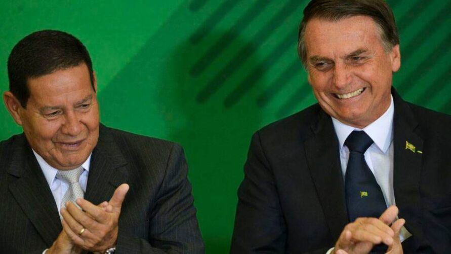 Suspeita de uso fraudulento das redes sociais durante a campanha pesa contra os atuais presidente e vice-presidente da República Suspeita de uso fraudulento das redes sociais durante a campanha pesa contra os atuais presidente e vice-presidente da República