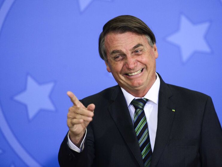 Imagem ilustrativa da notícia: Médicos retiram mais de 1 quilo de fezes de Bolsonaro