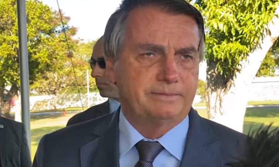 Bolsonaro fala com apoiadores na entrada do Alvorada.