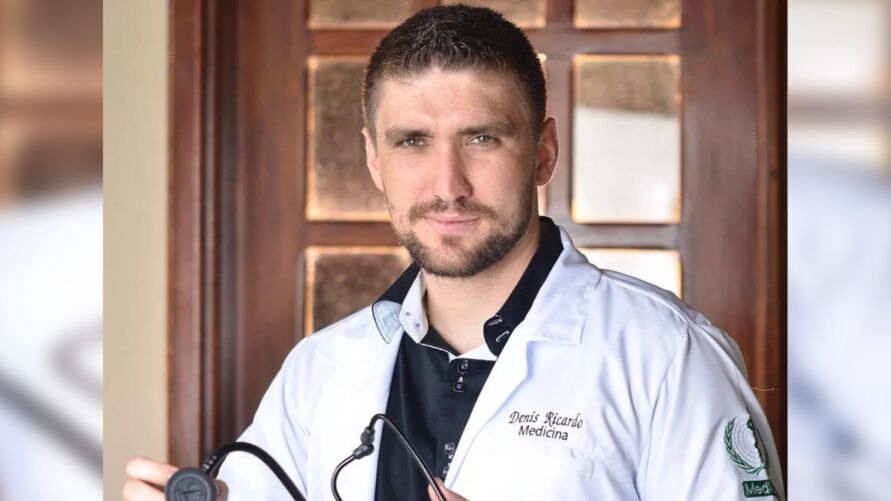 Denis era médico e estava fazendo um uma sessão de fotos com a noiva, quando o incidente aconteceu. Denis era médico e estava fazendo um uma sessão de fotos com a noiva, quando o incidente aconteceu.