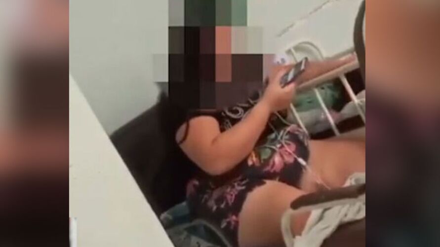 Mãe da criança aparenta estar impaciente e reage com várias agressões