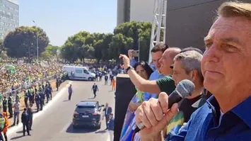 Imagem ilustrativa da notícia Bolsonaro faz ameaça golpista a STF e Fux em ato em Brasília