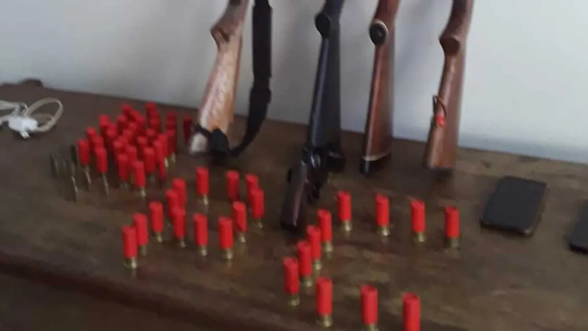 Imagem ilustrativa da notícia Suspeitos de homicídio são presos com armas e munições