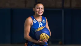 Vivi Almeida ganha destaque com feras do basquete nacional, em publicação.