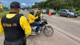 Em Salinópolis, região do rio Caeté, outra equipe de fiscalização esteve em operação para remover das vias motocicletas em situação irregular.