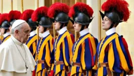 Membros da Guarda Suíça são responsáveis pela segurança do Papa Francisco