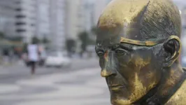 Estátua do poeta Carlos Drummond de Andrade sem os óculos