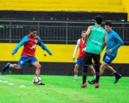 Jogadores do Paysandu realizaram treino no CT do Criciúma, nesta segunda-feira.