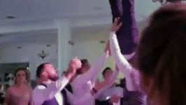 Imagem ilustrativa da notícia Vídeo: noivo quebra coluna ao ser arremessado em casamento