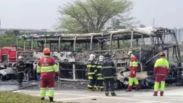 Ônibus pegou fogo após acidente na via Dutra