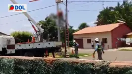 Um vídeo feito por um morador da área mostra o momento em que os trabalhadores tinham acabado de receber a descarga elétrica