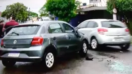 No bairro do Umarizal um dos carros chegou a virar, mas já posto na posição normal