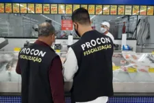 Fiscais do Procon em ação de fiscalização em supermercado nesta sexta-feira (8), a iniciativa teve a parceria do Ministério Público
