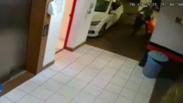 Imagem ilustrativa da notícia Vídeo: agente da PF agride menino com "chinelada" no rosto