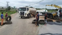 O ponto do bloqueio fica exatamente em frente ao posto Santa Luzia, na BR-155