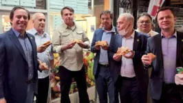 Bolsonaro comendo pizza em uma de suas paradas em Nova York.