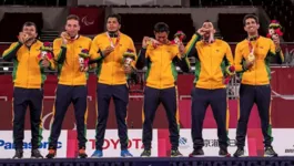 Com orgulho, jogadores do Brasil exibem a medalha de ouro que foi conquistada no goalball