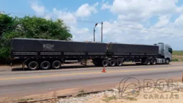 Polícia Rodoviária Federal abordou um caminhão Volvo Fh, que realizava o transporte de madeira no km 323 da BR-155