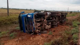 Houve apenas danos materiais e o motorista conseguiu sair sem ferimentos