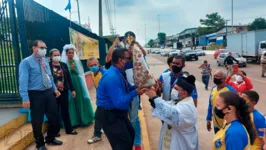 Acompanhada por batedores da Polícia Rodoviária Federal, a berlinda parou em frente ao supermercado Líder para receber outra homenagem com fogos