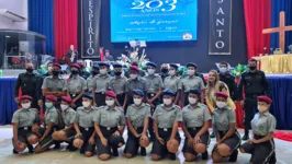 Durante a celebração do culto foram realizadas apresentações com cânticos de louvores e danças coreografadas por integrantes da igreja