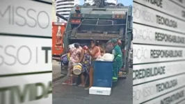 Pessoas procuravam por comida em baldes e no caminhão de lixo.