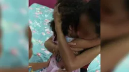 A criança estava dormindo atrás de um saco de brinquedos