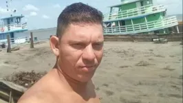 Renato trabalhava como marítimo em uma empresa e tentava chegar na balsa da companhia.