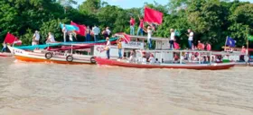 Dezenas de devotos do Divino Espirito Santo participaram da romaria fluvial