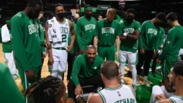 Ime Udoka, técnico principal do Boston Celtics, dá instruções durante jogo da pré-temporada 2021-22