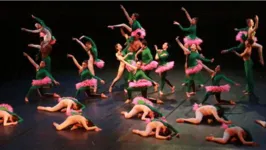 A Cia de Dança Clara Pinto durante apresentação. 