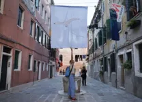 A fisionomia de Veneza, na Itália, está sendo modificada com uma grande exposição a céu aberto da paraense Jaqueline Lisboa.