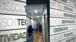  Pacientes e acompanhantes tiveram que deixar os quartos às pressas após hospital alagar. 