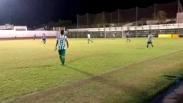 Jogando um bom futebol o time de verde e branco, o Juventus, foi quem marcou primeiro