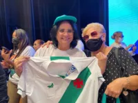 Ministra Damares Alves recebe camisa da Tuna Luso Brasileira das mãos da presidente Graciete Maués.
