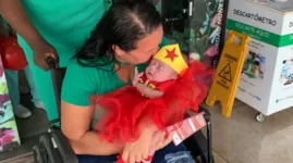 Vestida de Mulher-Maravilha, a bebê mobilizou familiares e colaboradores que formaram um lindo corredor de aplausos para celebrar o momento tão esperado