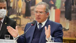 Rendimentos de Paulo Guedes no exterior tiveram aumento significativo devido à desvalorização do Real frente ao Dólar